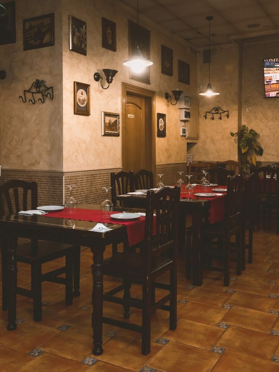 Comedor de Pizzería Tellaro con mesas de madera y manteles rojos