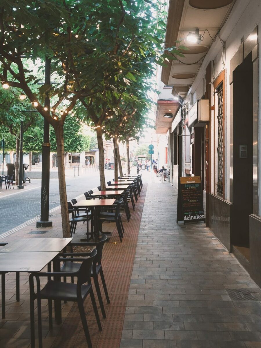 Terraza de Pizzería Tellaro en la acera, bajo los árboles