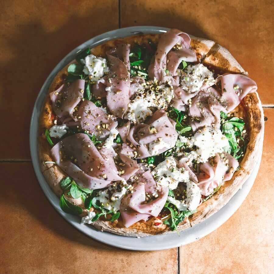 Pizza Burrata con mortadela siciliana, burrata, pistachos y rúcula