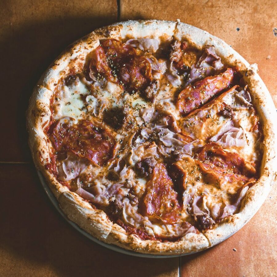 Pizza Carnívora con jamón york, carne picada y pepperoni