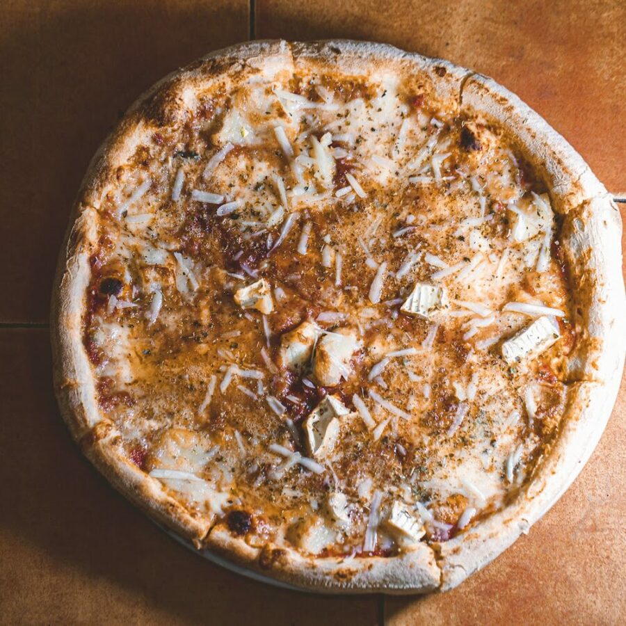 Pizza Quattro formaggi con mozzarella, parmesano, queso de cabra y queso azul