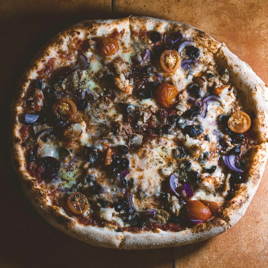 Pizza Tellaro con bonito, gambas, aceitunas negras, tomate y cebolla morada