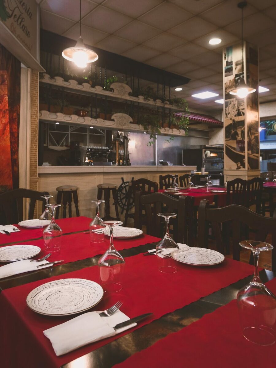 Mesa puesta en el comedor de Pizzería Tellaro, lista para una reserva